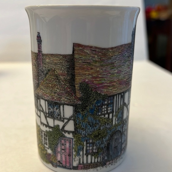 Dunoon Scotland Cottage Coffee Mug cat and squirrel on roof - Picture 2 of 6